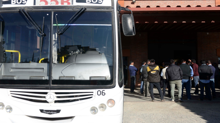 Continúa el paro del transporte en Bariloche - Diario Río Negro