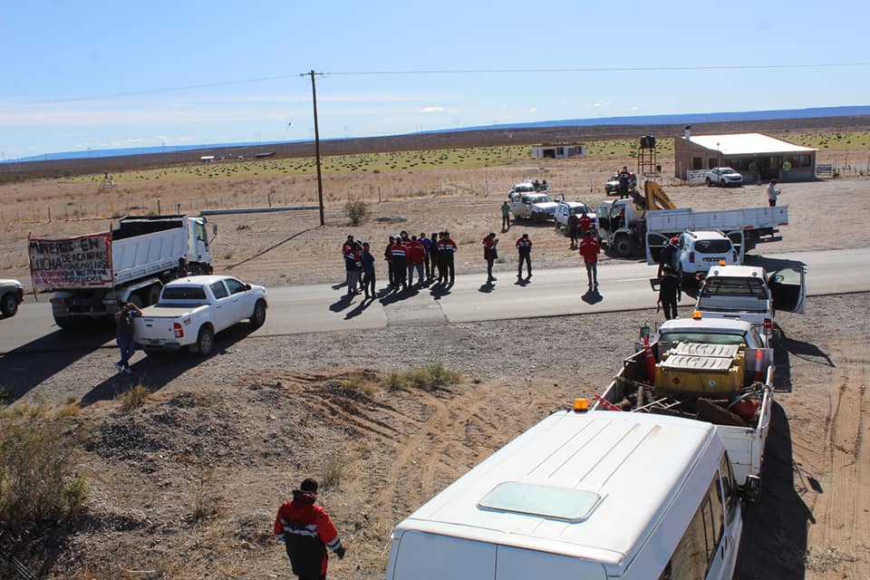 Los trabajadores mineros cortaron ayer la ruta sobre Arroyito, impedidos de continuar viaje. Foto: gentileza.