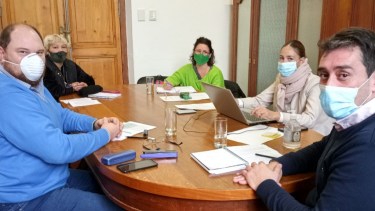 Funcionarios y representantes gremiales durante la reunión de la Mesa de la Función Pública. Foto: gentileza.