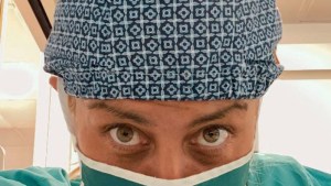 Desde España, una médica rionegrina aconseja a los suyos