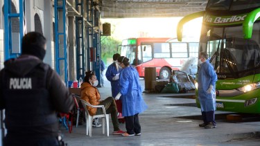 Tras cumplir con los protocolos, Pablo y Belén, pudieron reencontrarse con sus familiares después de varias semanas de incertidumbre. (fotos: Andrés Maripe)