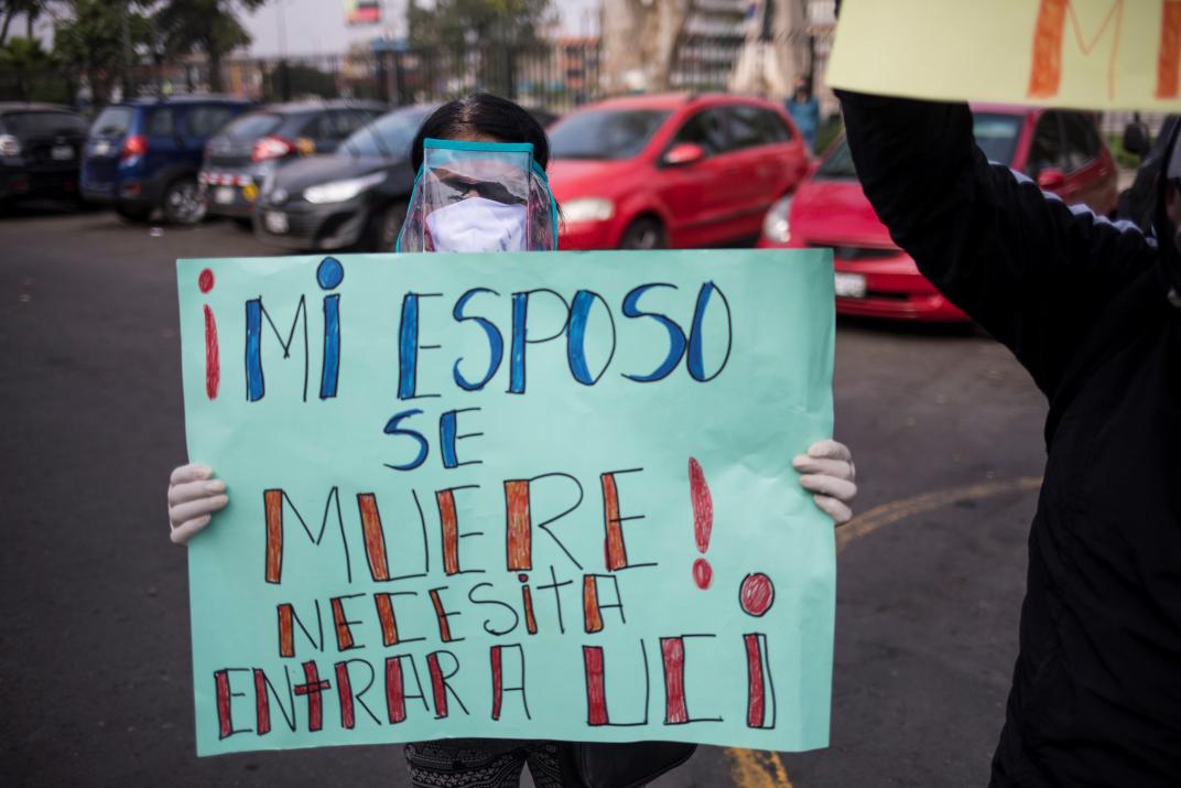 Familiares de personas contagiadas reclaman una cama en las unidades de cuidados intensivos. Fuerte reclamo de médicos y organismos peruanos. (foto: DPA)