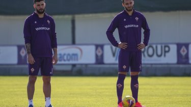 Germán Pezzella y Patrick Crutone fueron dos de los primeros positivos del equipo viola. Ahora se sumaron seis más,a horas de volver a los entrenamientos.