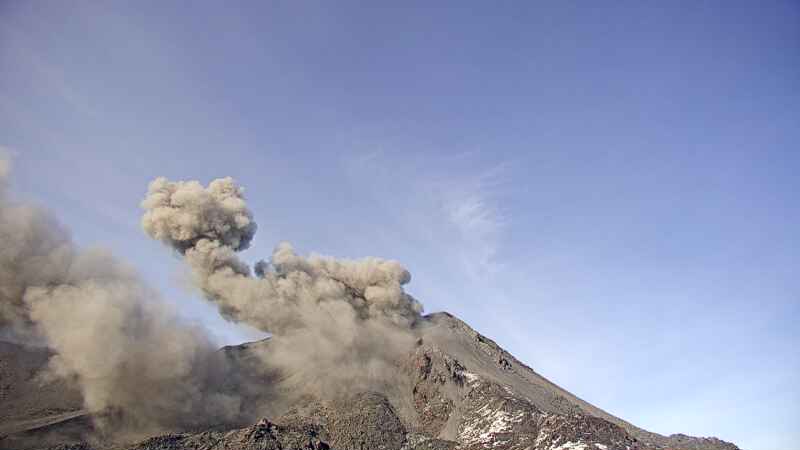 La actividad del volcán Nevados de Chillán está dentro de los parámetros esperados y mantiene su alerta amarilla. (Gentileza).-