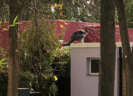 Un vecino captó la imagen de uno de los sospechosos que ingresó por los techos de la vivienda de un abogado. (foto: gentileza)