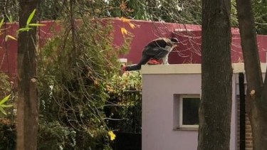 Un vecino captó la imagen de uno de los sospechosos que ingresó por los techos de la vivienda de un abogado. (foto: gentileza)