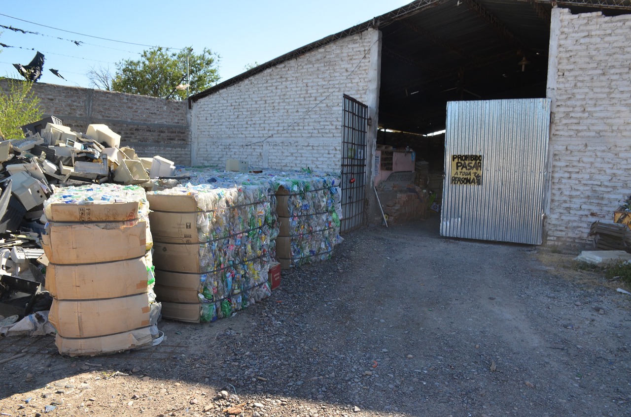 El municipio de Regina adelantó que no se hará la primera campaña de recolección de envases vacíos de plaguicidas en Villa Regina. (Foto Néstor Salas)