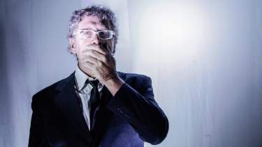 Un hombre frente a la pantalla en cuarentena. La mirada de Dasso en una serie humorística. Foto: gentileza