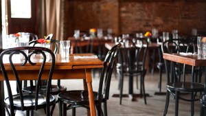 Los restaurantes de Neuquén podrán abrir al mediodía