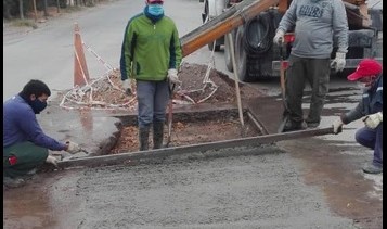 El municipio de Regina retomó obras de mantenimiento de espacios públicos. (Foto gentileza)