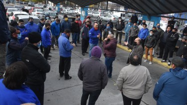 Los trabajadores realizaron esta mañana una asamblea en las dársenas del centro roquense.