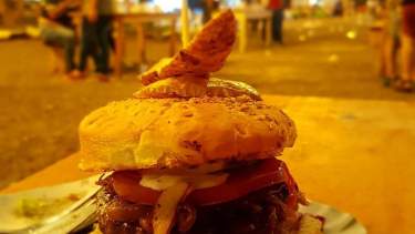 Así hace la hamburguesa perfecta el cocinero Sandro Fogel, de Viedma