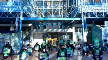 Dirigentes y afiliados de ATE frente a la sede del Ministerio de Salud en Viedma. Foto: Marcelo Ochoa.