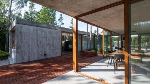 La casa de una diseñadora se abre en forma de U alrededor de un gran patio