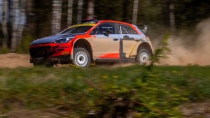 El campeón Tanak volvió a manejar un auto de rally