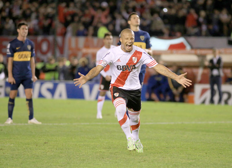 Sánchez convirtió el único gol de los 135 minutos jugados de la serie. (Foto: NA)