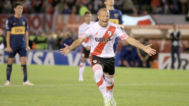 Sánchez convirtió el único gol de los 135 minutos jugados de la serie. (Foto: NA)