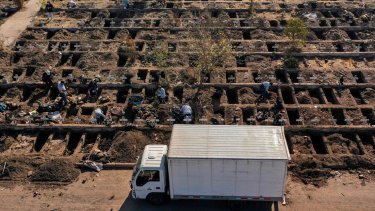En el cementerio se cavaron tumbas. Temen que los de otras ciudades colapsen como consecuencia de la pandemia. (foto: AFP)
