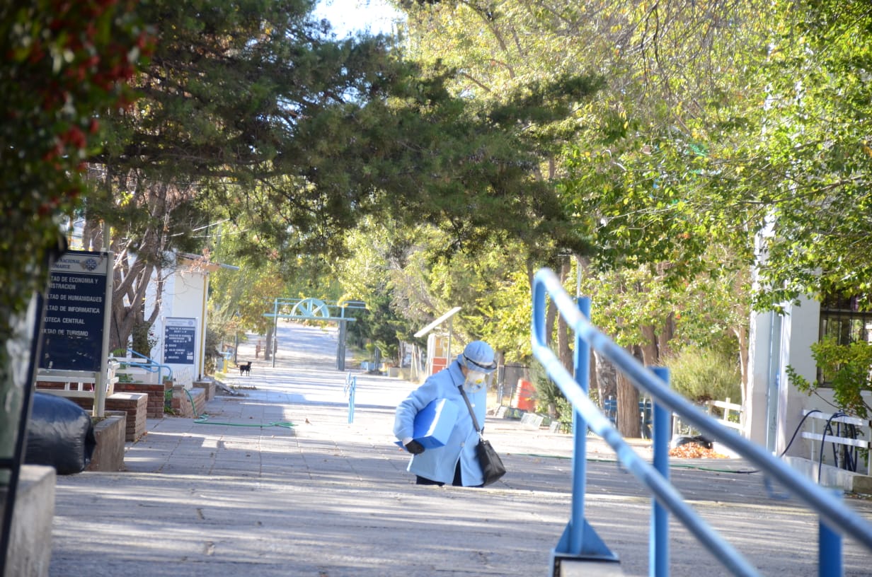 La sede de Neuquén de la Universidad Nacional del Comahue sin su habitual tránsito de gente. (Foto: Yamil Regules)