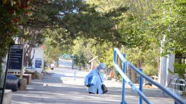 La sede de Neuquén de la Universidad Nacional del Comahue sin su habitual tránsito de gente. (Foto: Yamil Regules)