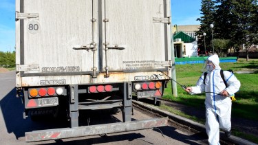 Agentes municipales realizan la desinfección de los camiones de carga. Foto: Marcelo Ochoa
