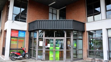 El edificio sólo se habilita cuando llegan los colectivos con "repatriados". Foto: Marcelo Ochoa.