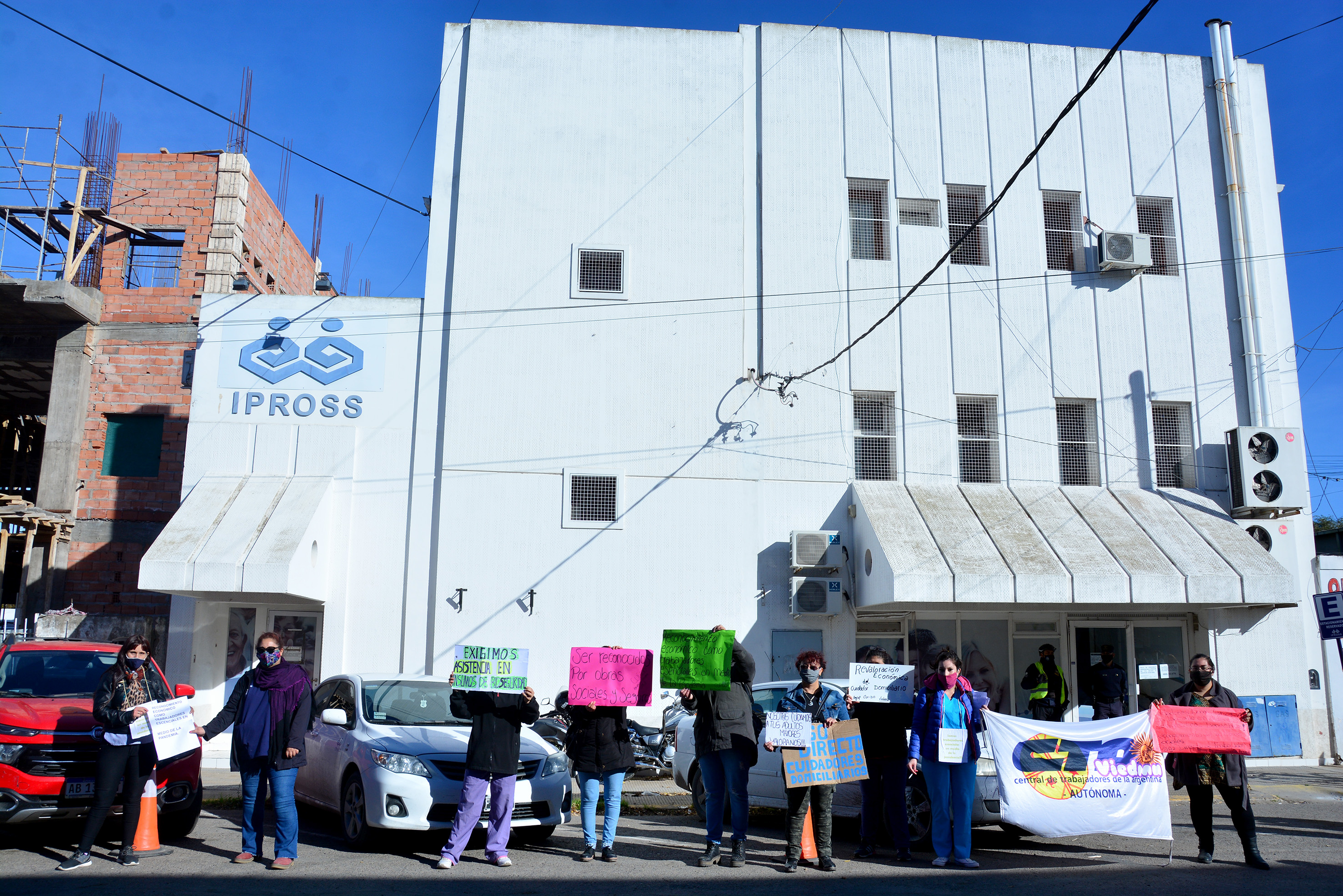 Acompañantes terapéuticos reclamaron frente al IPROSS. Foto: Marcelo Ochoa