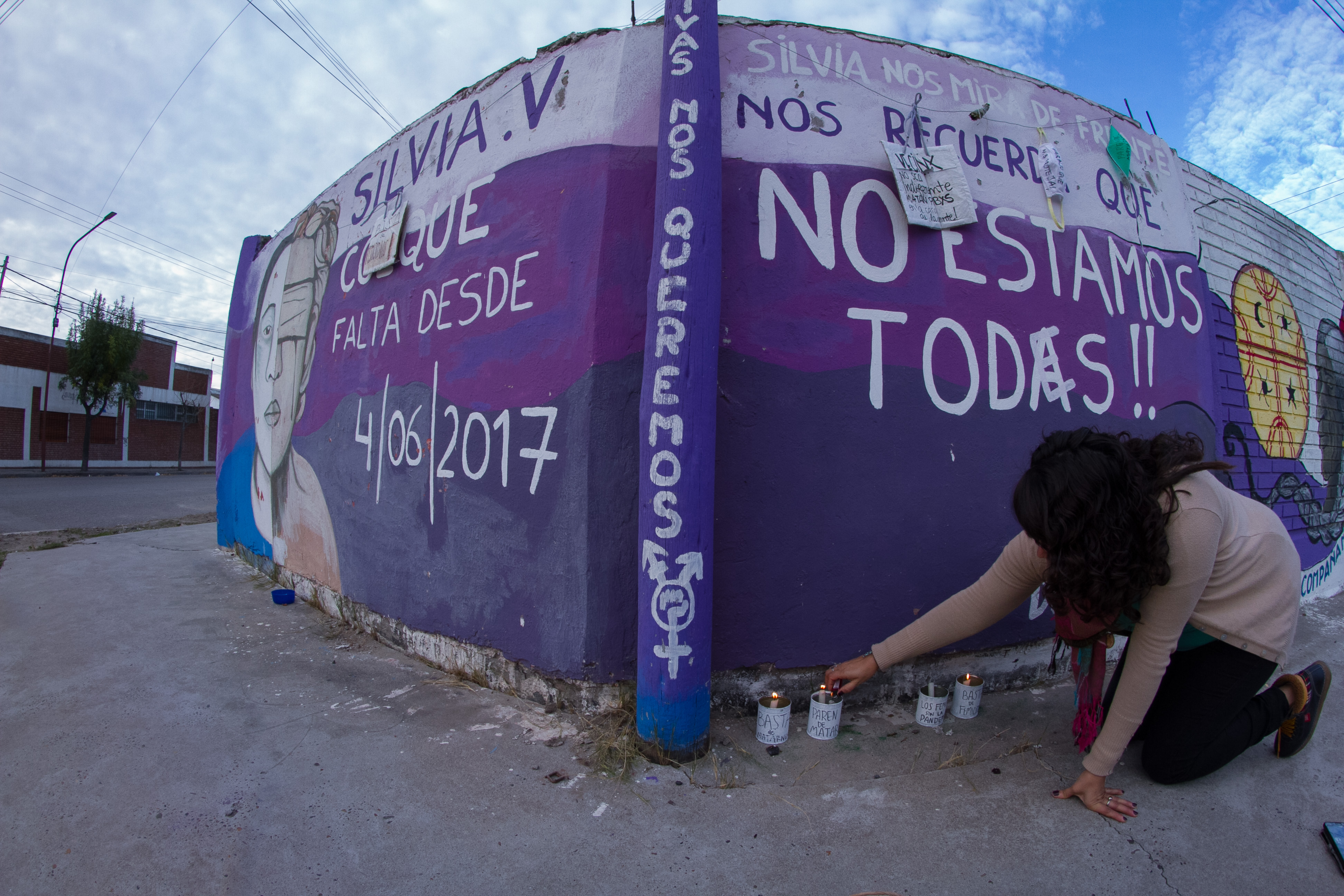 Ofrendas frente al mural que recuerda a Silvia Vázquez Colque en Viedma. Fotos: Pablo Leguizamon