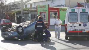 Impresionante vuelco en Roca dejó solo una persona con lesiones leves