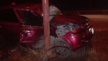 El auto, un Chevrolet Aveo, sufrió importantes daños.  Foto: gentileza.