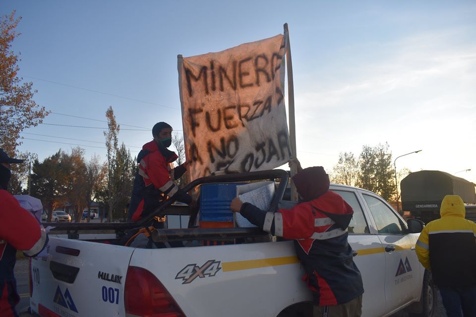 Los mineros reclaman el pago de sus salarios de abril y mayo. (Gentileza).-