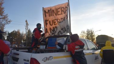 Los mineros reclaman el pago de sus salarios de abril y mayo. (Gentileza).-