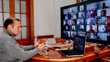Es el tiempo de la rosca política por videollamada y de la federalización de la distancia. En pantallas divididas en cuadraditos.