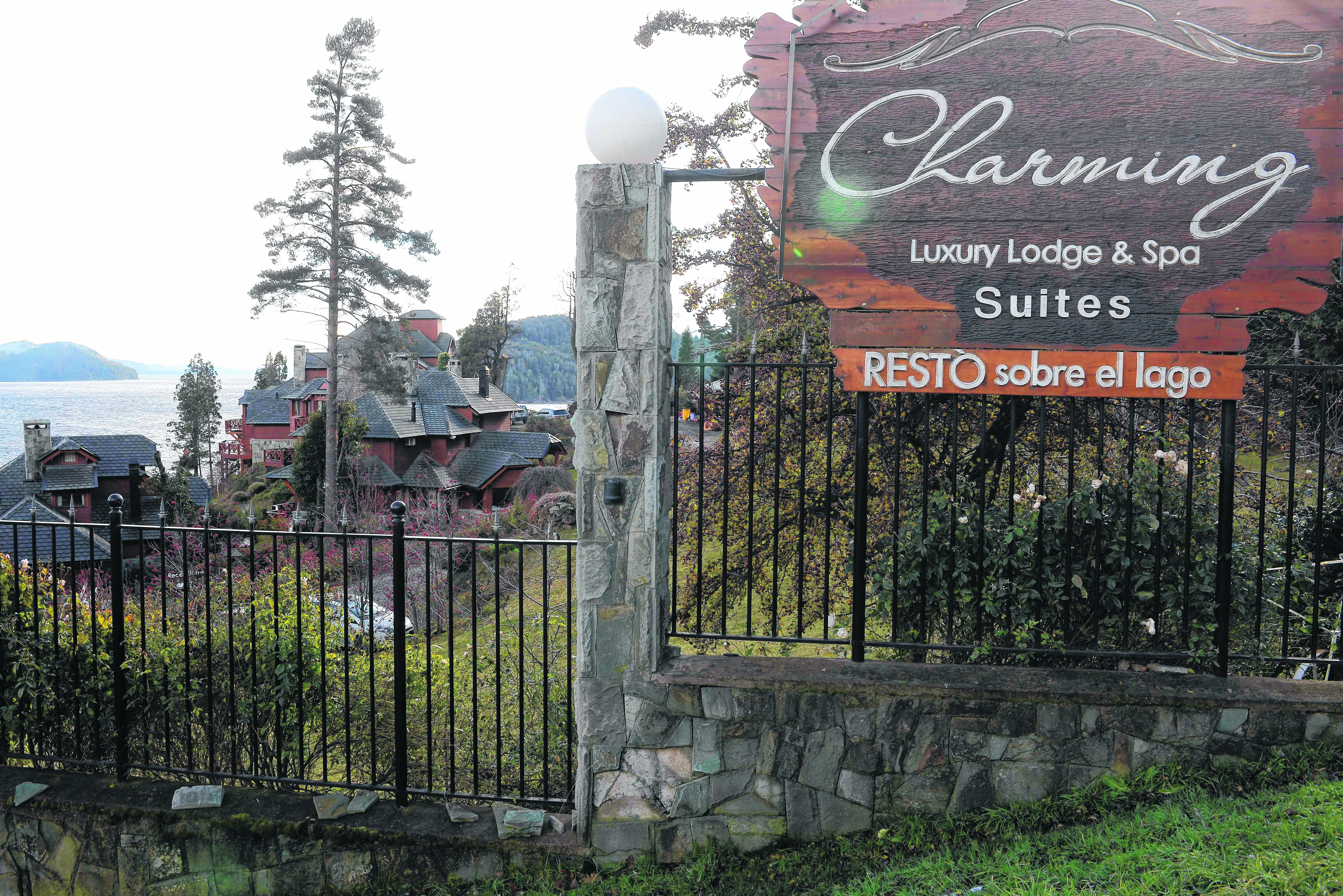 Los hoteles de Bariloche permanecen sin turistas y cerrados, una postal sin precedentes. 