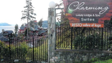 Los hoteles de Bariloche permanecen sin turistas y cerrados, una postal sin precedentes. 