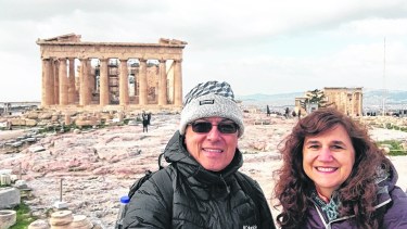 En el Partenón. “Su historia es muy interesante y rica. Fue construido varias veces. El tercero es el que conocemos”, describen.