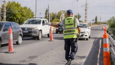 Personal policial se mantiene en las ciudades, para disminuir la circulación. Foto: gentileza.-