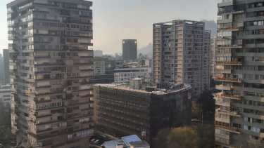 La ciudad desde la ventana  de Andrés, en la comuna de Santiago Centro, Chile.