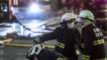 Al menos cinco bomberos y siete agentes del SAME resultaron heridos hoy. Foto: agencia Télam.-