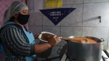 Alimentación, educación, vestimenta, materiales... todo lo que se aporta sirve para que la situación se haga un poco más sostenible en los barrios populares. (Foto: Mumalá Neuquén)