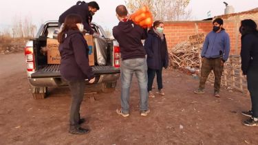 Los scouts acercaron la mercadería a los merenderos "Los chavitos" y "Los abuelos". Foto: gentileza.-