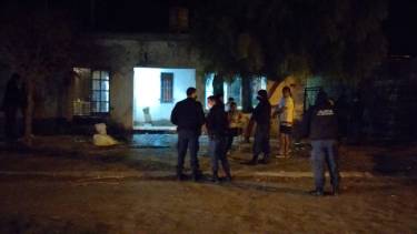 Los vecinos fueron quieren notaron la situación, luego intervino personal de Bomberos, Policía y hospital. (Gentileza Centenario Digital).-