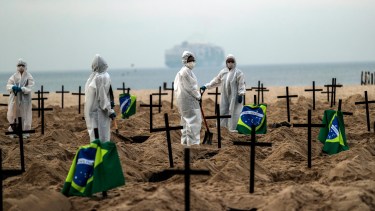 Brasil: cavan fosas comunes en playa de Copacabana