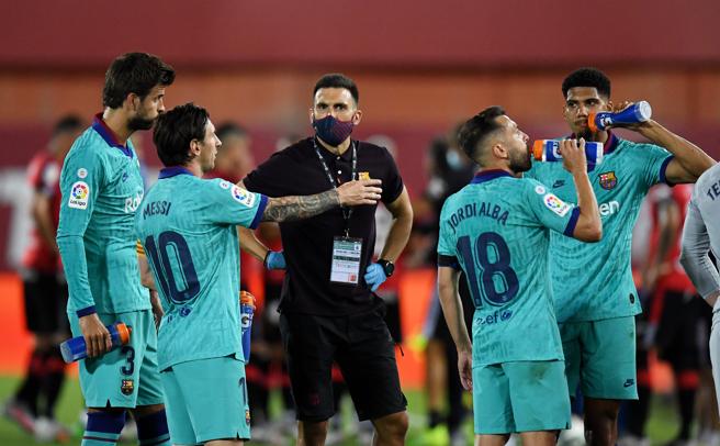 La relación de Messi con el ayudante de Setién, Eder Sarabia (con barbijo), no pasa por su mejor momento.