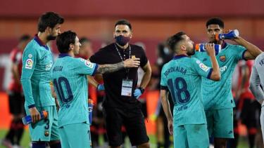 La relación de Messi con el ayudante de Setién, Eder Sarabia (con barbijo), no pasa por su mejor momento.