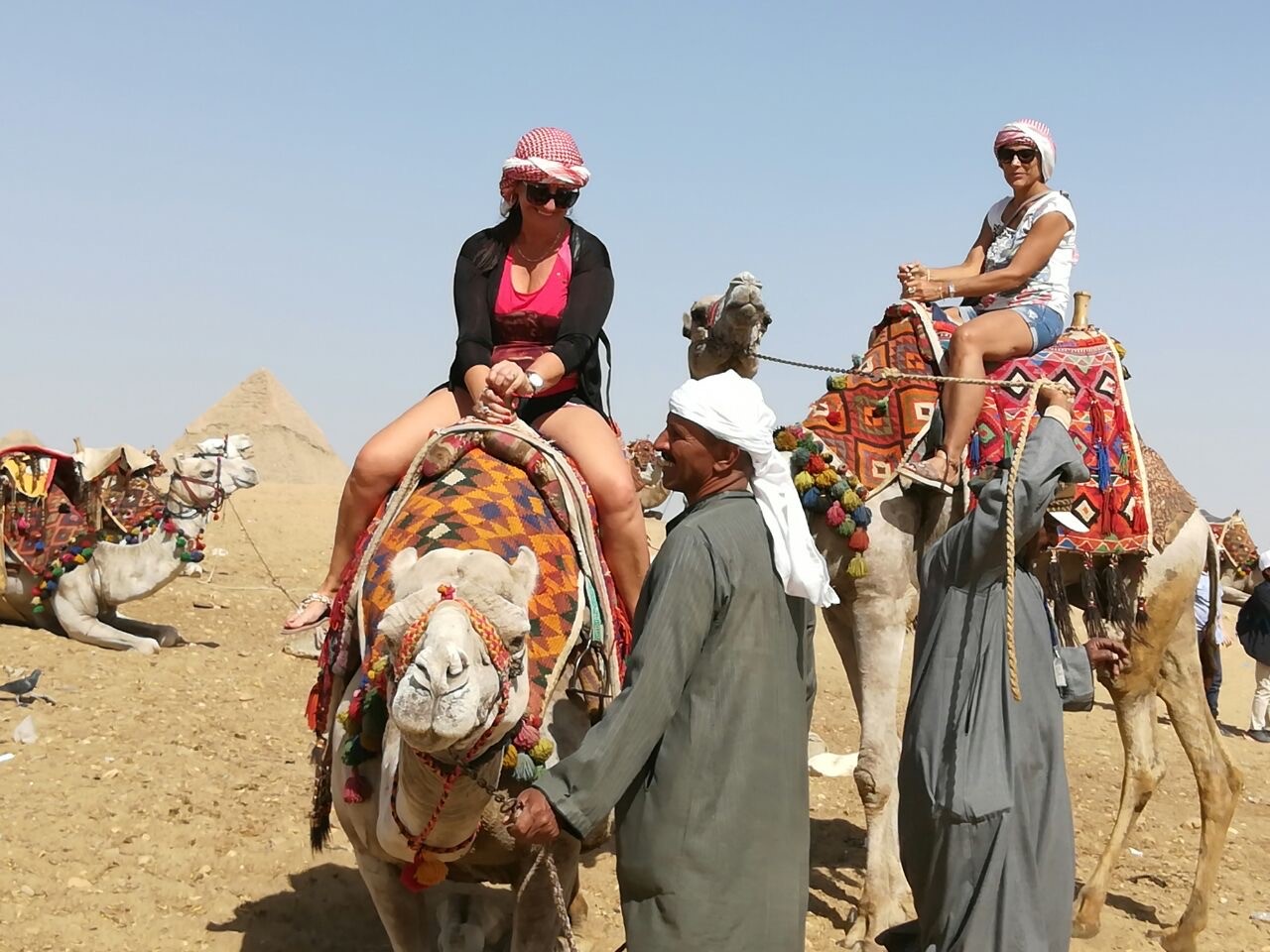 Los paseos en camello, un clásico imperdible en Egipto. Gladys (izquierda, de remera roja) es de Plottier. Su amiga Daniela (de remera blanca), de Buenos Aires.