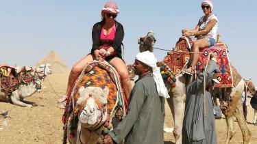 Los paseos en camello, un clásico imperdible en Egipto. Gladys (izquierda, de remera roja) es de Plottier. Su amiga Daniela (de remera blanca), de Buenos Aires.
