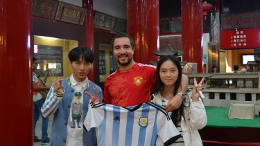 En Nangchang, China, de paseo con locales, antes de la pandemia. Foto: Gentileza Máximo Peralta