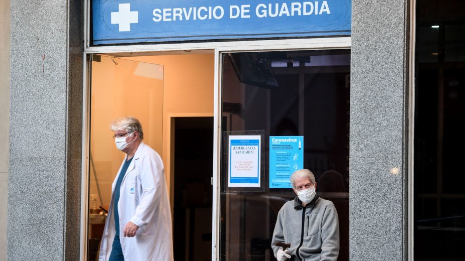 Personal de Salud se mantiene de guardia, en un hospital de Buenos Aires.