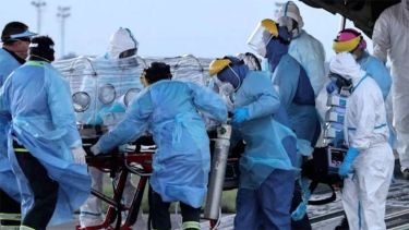 Personal de Salud traslada a un afectado por la enfermedad.